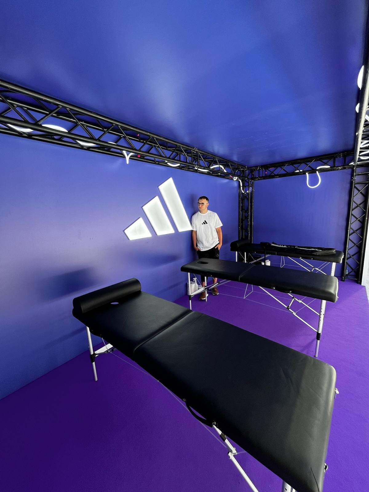 Mobile Physiotherapie-Station mit Behandlungsliegen bei einem Sport-Event