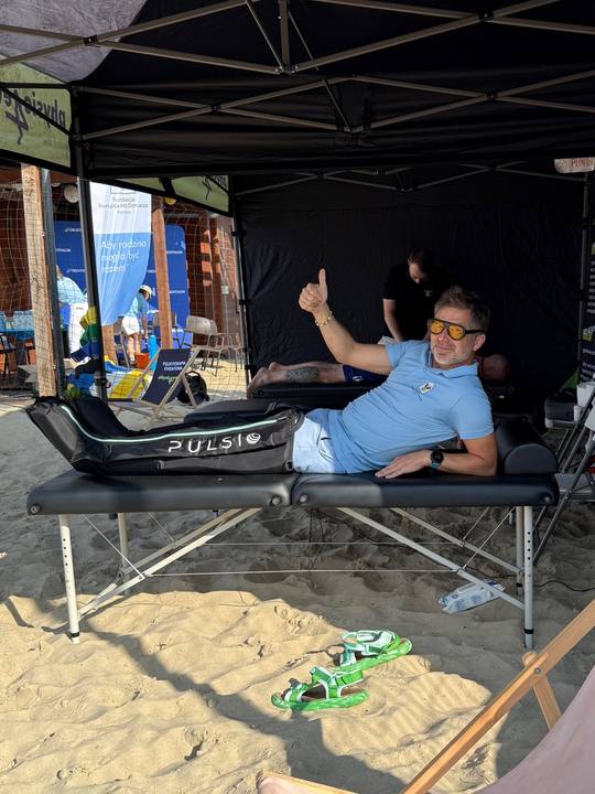 Sportphysiotherapie bei einem Beachvolleyball-Turnier