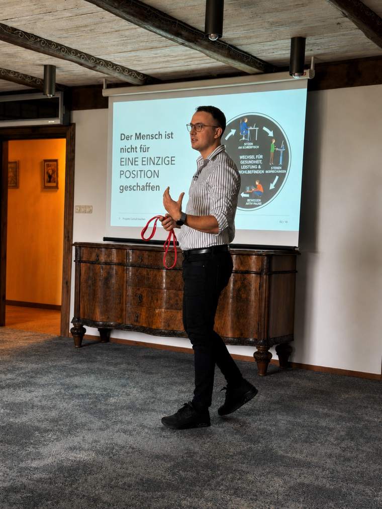 Vortrag zu gesunder Haltung mit &Uuml;bungsband bei einem Workshop